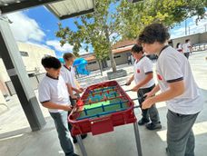 En Colegio San Pablo, de Capital, prohibió el uso del celular en horario escolar, a cambio habilito diferentes juegos para que los alumnos se diviertan en el recreo. En Colegio San Pablo, de Capital, prohibió el uso del celular en horario escolar, a cambio habilito diferentes juegos para que los alumnos se diviertan en el recreo.