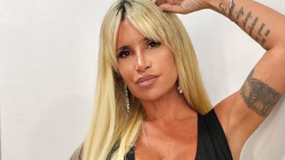 Florencia Peña alentó a la Selección argentina con coronita y microbikini