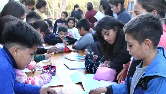 Piden ayuda para hacer una feria y enseñarles a los niños a usar dinero