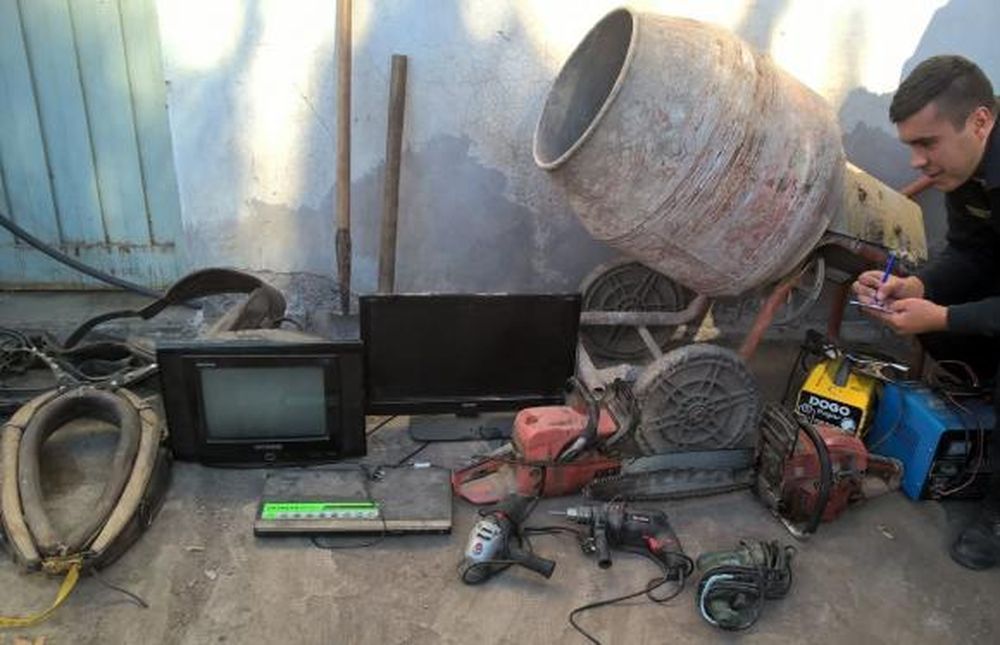 Miniarsenal y botín de robo oculto en lo de su suegra