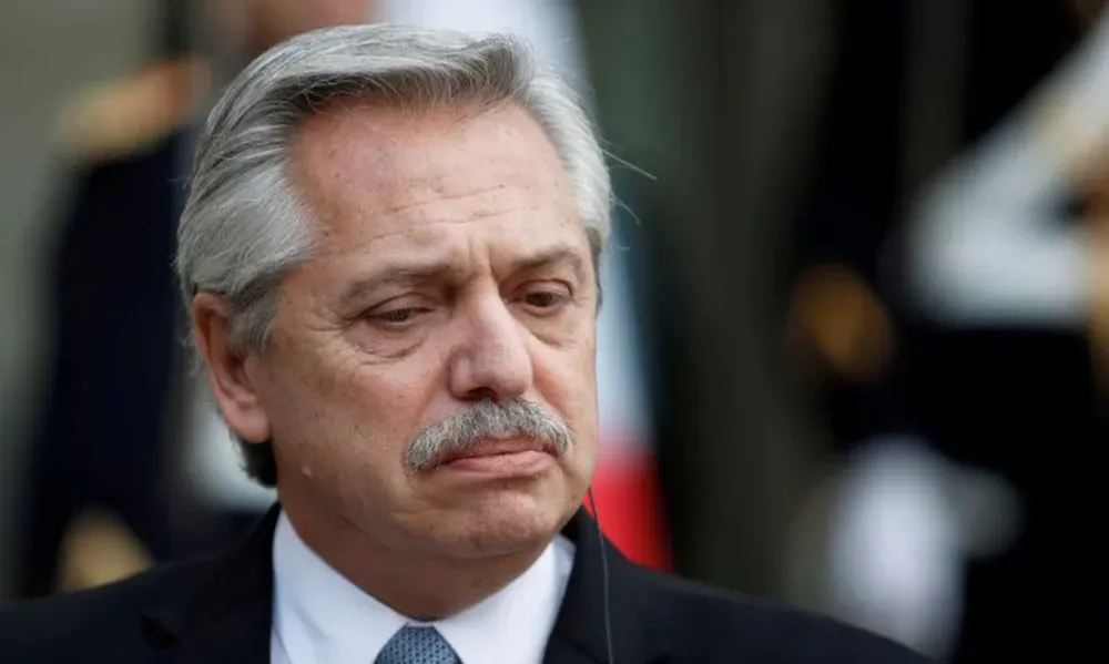Los médicos le recomendaron a A. Fernández “restringir al  máximo el contacto interpersonal”