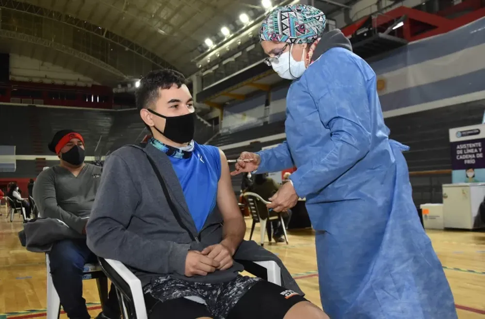 Irán casa por casa a vacunar a aquellos adolescentes que no puedan moverse