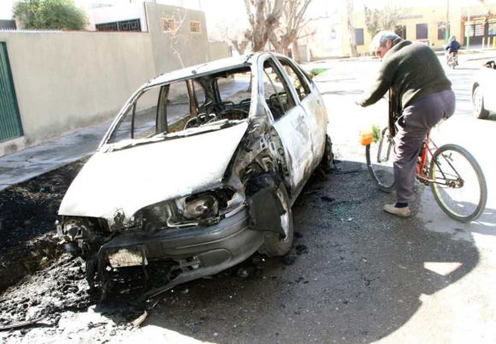 Le quemaron el auto a una familia ¿fue por venganza?
