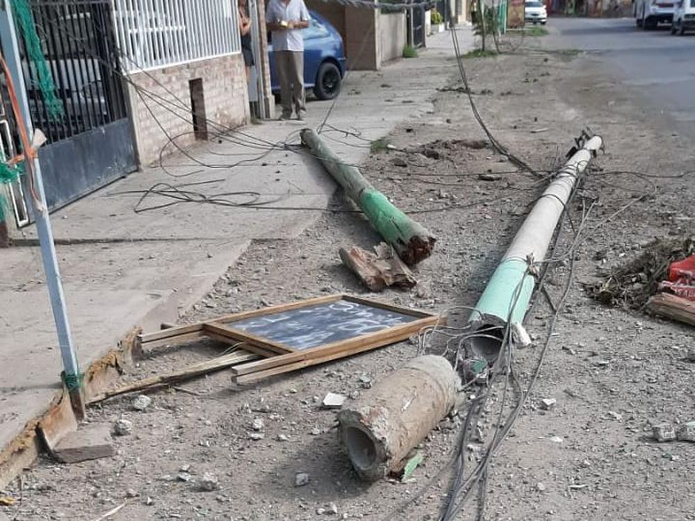 Chocó dos pilares de la luz, los tiró y huyó: la zona quedó sin energía