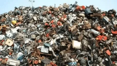 ¿Podés encontrar al gato en medio de esta montaña de basura?