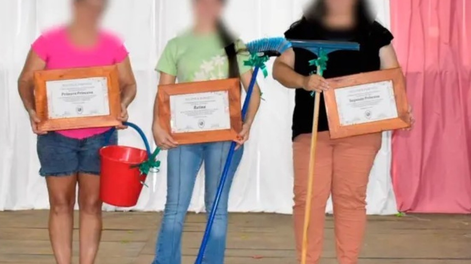 La celebración por el Día Internacional de la Mujer terminó opacada por una polémica en Misiones, donde se entregaron escobas, baldes y escurridores en un evento organizado por la municipalidad de Colonia Aurora.
