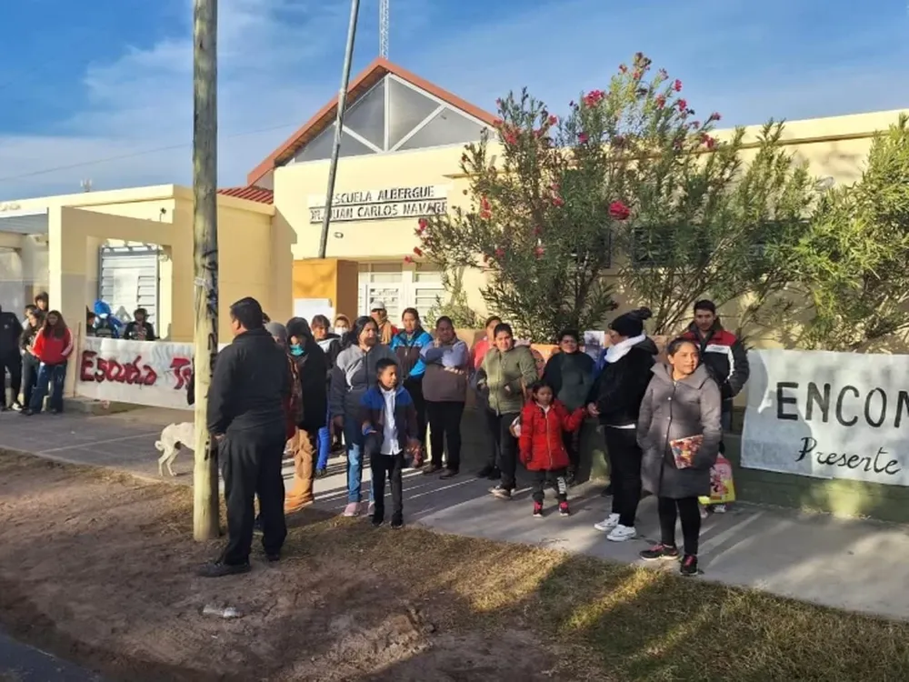Hartos de que sus hijos estudien en un pasillo, tomaron la escuela: la respuesta de Educación