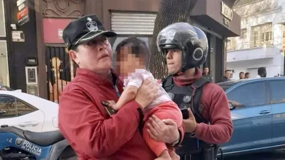 Dejaron a una bebé de 6 meses encerrada en un auto mal estacionado y la Policía la rescató