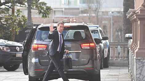 Diego Santilli saluda al ingresar a la Casa Rosada para asistir a una reunión de gabinete.