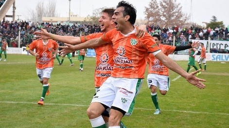 Federico Acevedo festeja con alma y vida el gol que abría la ilusión en Puyuta. (Foto gentileza Diario Huarpe)