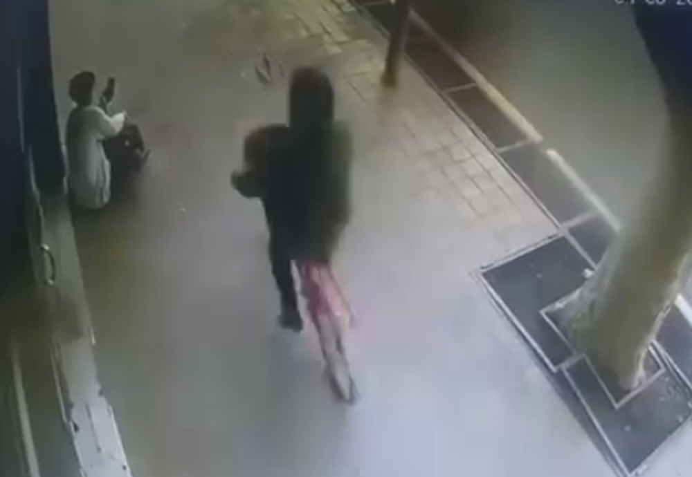 Le robaron el celular y quedó filmado por una cámara de seguridad