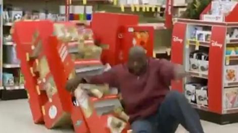 La aparatosa caída de Shaquille O’Neal en un supermercado
