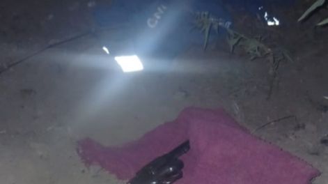 Caminaba con la cara cubierta pero cuando vio a la policía, descartó un arma y huyó