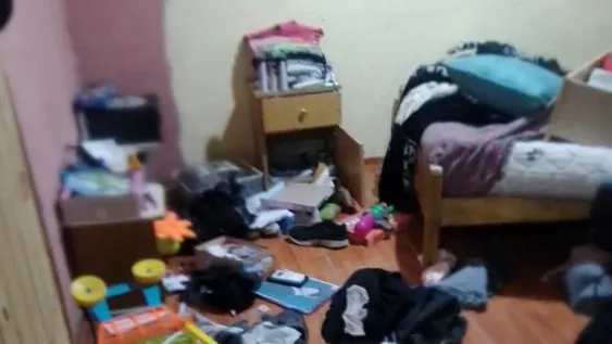 Sale tres horas de su casa, le entran ladrones y le roban pesos y dólares