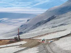 Los proveedores participan de la cadena de valor minera desde la exploración, aunque es durante la construcción y producción cuando más pueden incorporarse a la minera. Generan cuatro puestos de trabajo por cada uno directo.&nbsp;