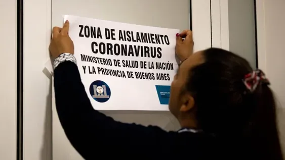 Falta de barbijos y cambios en los vuelos por el coronavirus