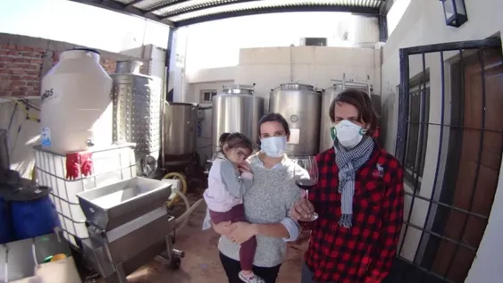 Una pareja sanjuanina fabrica vinos en un garaje y son la revolución de su barrio