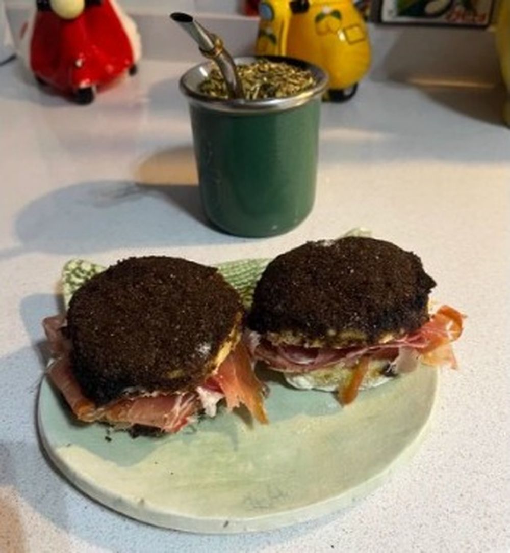Un hombre creó un insólito sandwich de tortita negra con jamón crudo