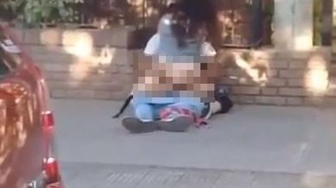 Tenían sexo en la calle y fueron escrachados