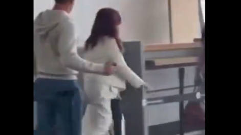 Escracharon a Cristina Kirchner en un aeropuerto y respondió con un gesto obsceno