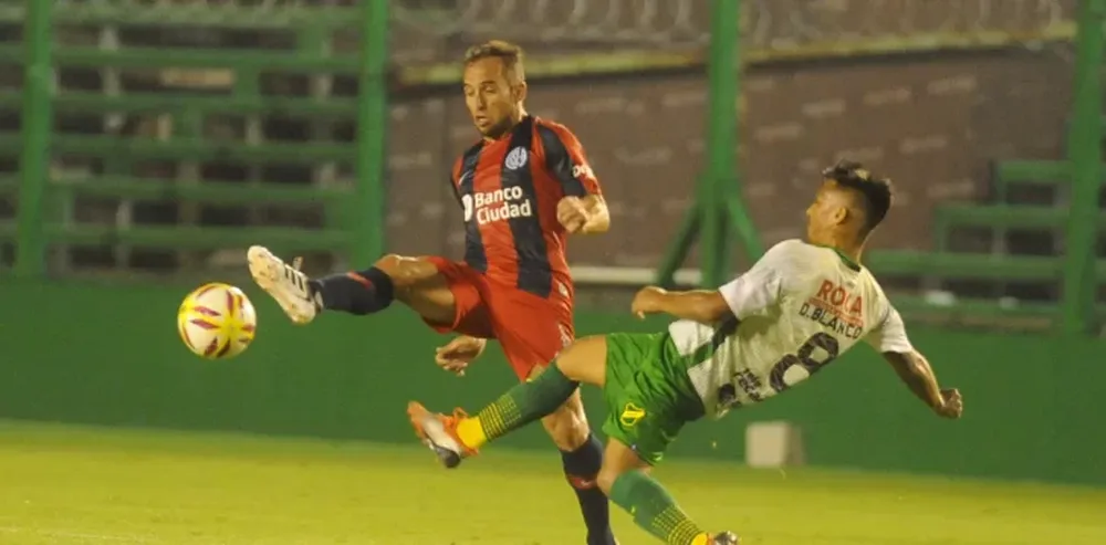Defensa y Justicia le ganó a San Lorenzo sobre la hora y es puntero junto a Racing