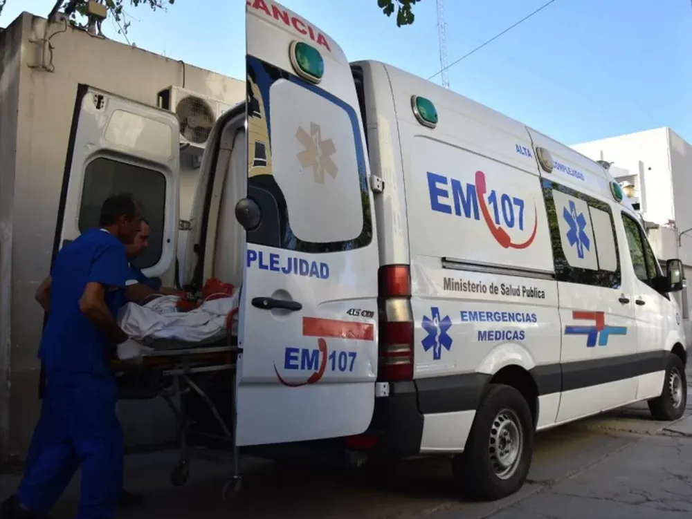 Casi se mata al estrellarse contra un poste: su estado es grave