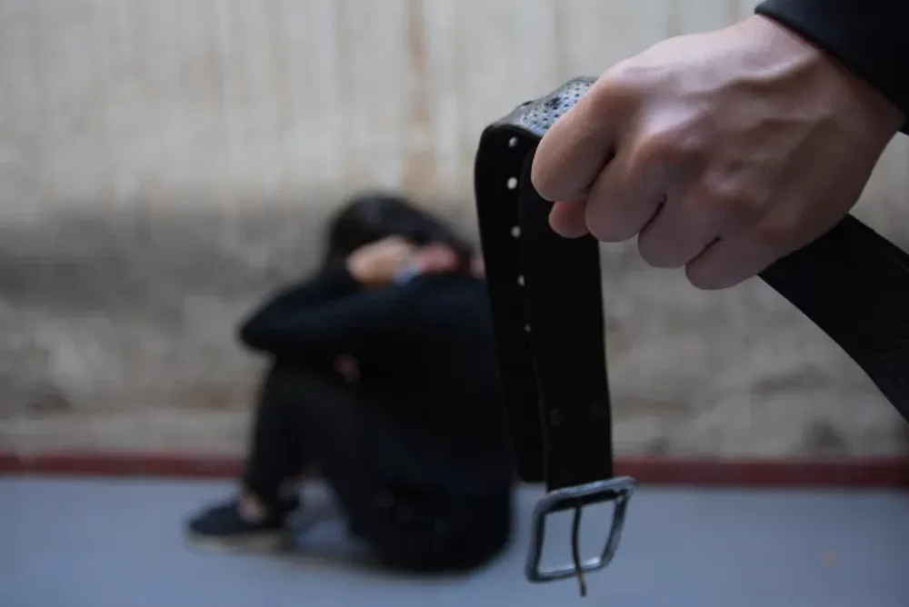 Golpeó a su pareja y la amenazó: “Querés un corte en la cara o un tiro en la cabeza?