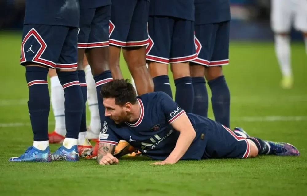 Messi, tirado en la barrera, generó un sinfín de reacciones y memes
