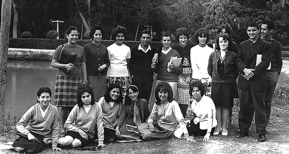 1963. Alumnos del Preparatorio con el Profesor Justo Barboza (derecha, atrás), en los lagos delParque que flanqueaban el ISA (de vincha blanca, Silvina Martínez)
