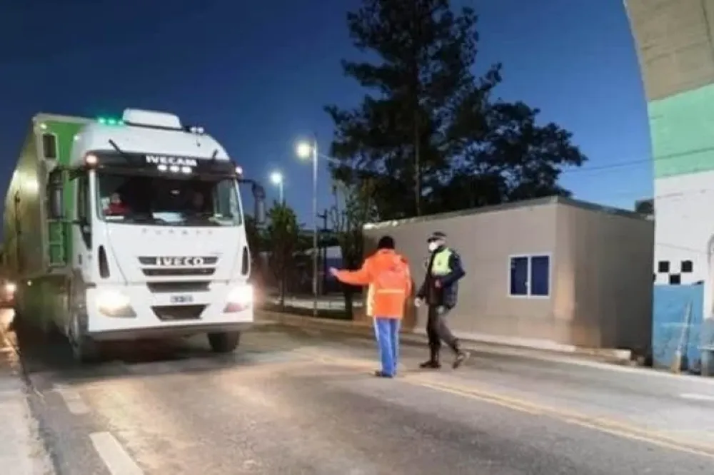 Miles de camioneros esperan la reapertura del paso Cristo Redentor hacia Chile