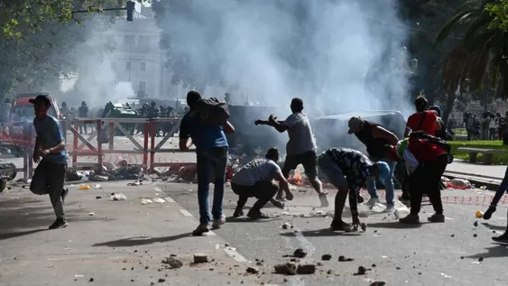 Violenta protesta con fuego y piedras frente al Congreso