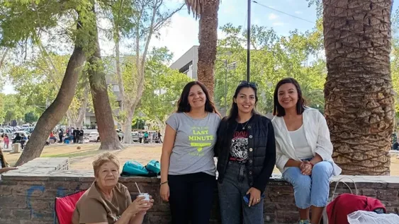 Cecilia acompañada de madres durante el examen de ingreso a los Institutos Preuniversitarios