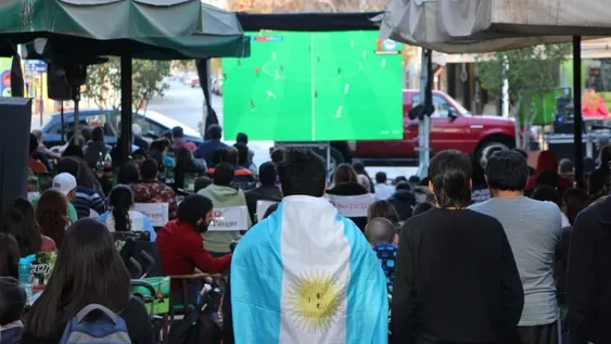 Unas 100 personas eligieron ver el partido en pantalla gigante