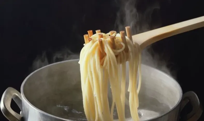 Expertos recomiendan guardar el agua de la pasta por un delicioso motivo