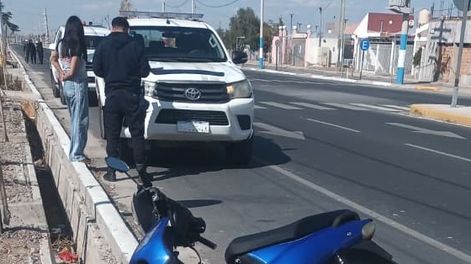 una mujer perdio el control de su moto a causa de un pozo y termino internada en el hospital rawson