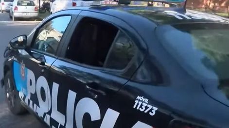 Un detenido murió tras romper la ventanilla de un patrullero durante un traslado