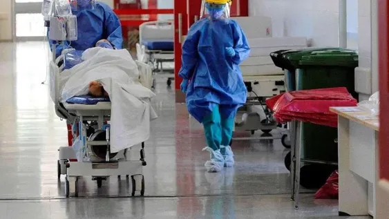 Tras el pico de ayer, este sábado confirmaron 10.338 nuevos casos y 133 muertes