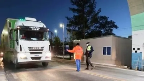 Miles de camioneros esperan la reapertura del paso Cristo Redentor hacia Chile