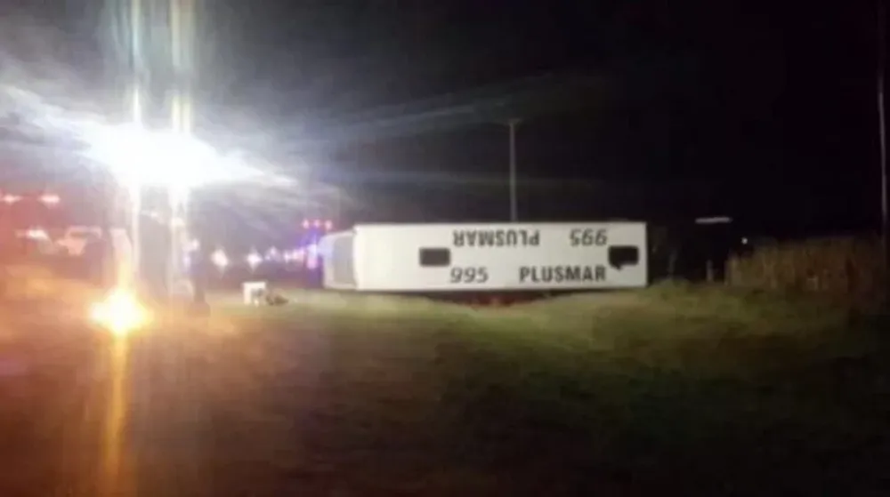 Volcó un micro de pasajeros en Chascomús hay 2 muertos y al menos 30 heridos