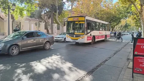 Un motociclista se accidentó en el corazón del microcentro sanjuanino