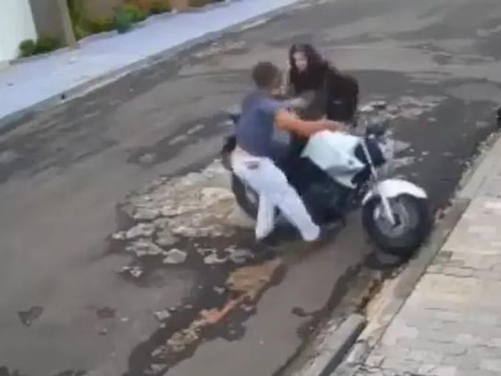 Una joven se defendió a las trompadas del intento de robo de su moto y el video se viralizó