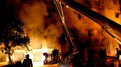 Unos 120 muertos en incendio en Bangladesh