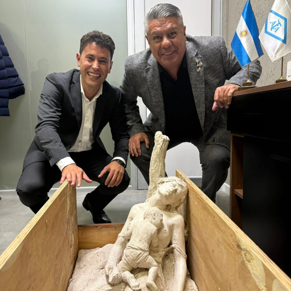 Jorge Chica y Claudio Chiqui Tapia junto con la imagen de la Difunta Correa que acompañará a la Selección en el Mundial 2026.