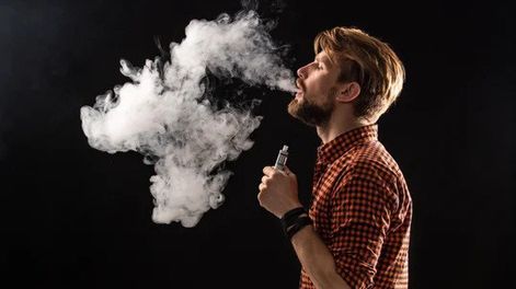 Al alcance de la mano. La fácil disponibilidad y la publicidad en redes sociales contribuyen a su aumento del uso de los vapers entre los jóvenes.