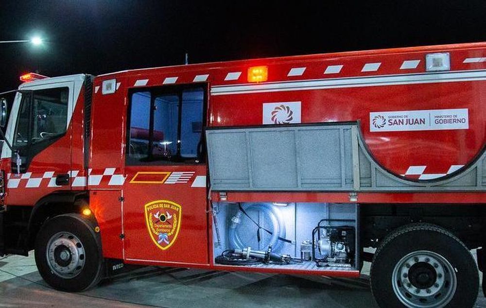Ardió un auto en un taller de chapa y pintura, las pérdidas fueron totales