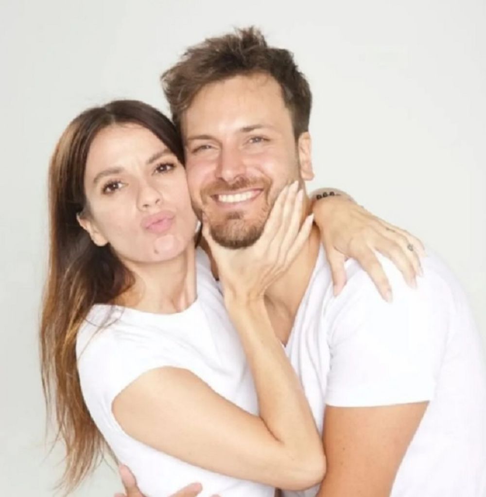 En medio de la polémica por infidelidad, Gimena Accardi llega a San Juan junto a Andrés Gil