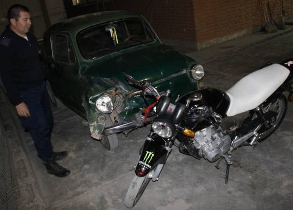 Dos hermanos chocan en moto y uno quedó muy grave