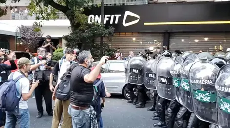 Incidentes y detenidos en una nueva marcha de jubilados y piqueteros en Buenos Aires