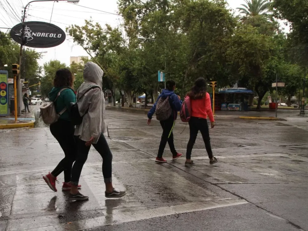 Emiten alerta por tormentas, caída de granizo y viento sur