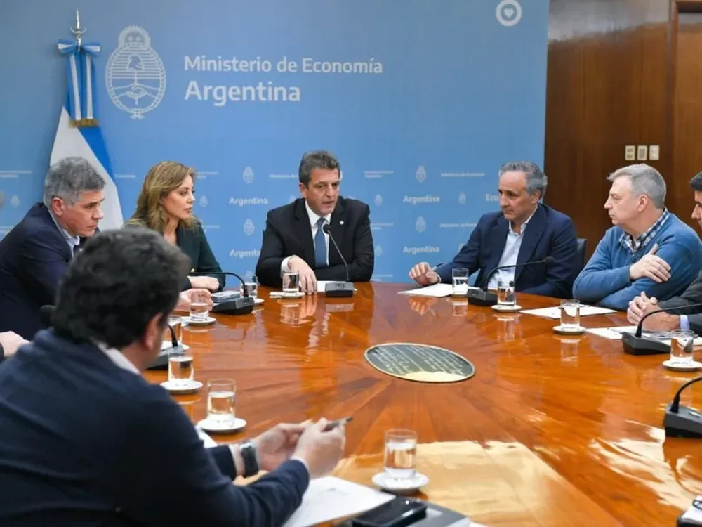 Massa acordó con supermercados un tope de 5% de aumento mensual durante 90 días